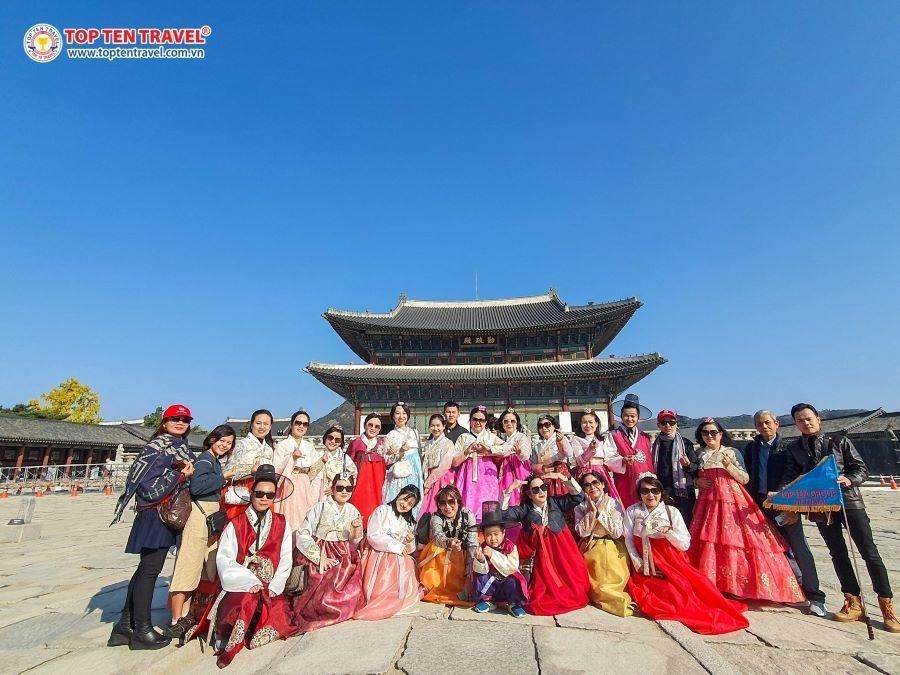 Cung điện Gyeongbokgung cũng rực rỡ không kém